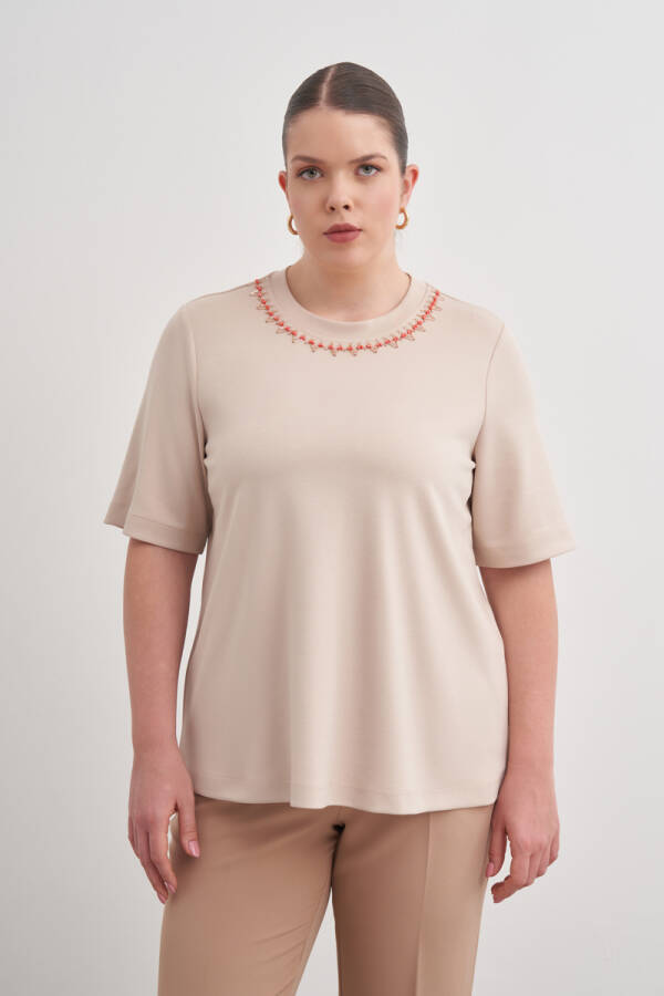 Bej Yakası İşlemeli Örme Kısa Kollu Bluz - 5