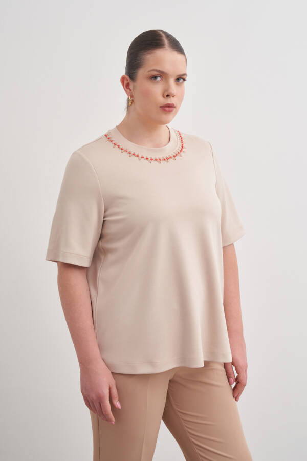 Bej Yakası İşlemeli Örme Kısa Kollu Bluz - Aker