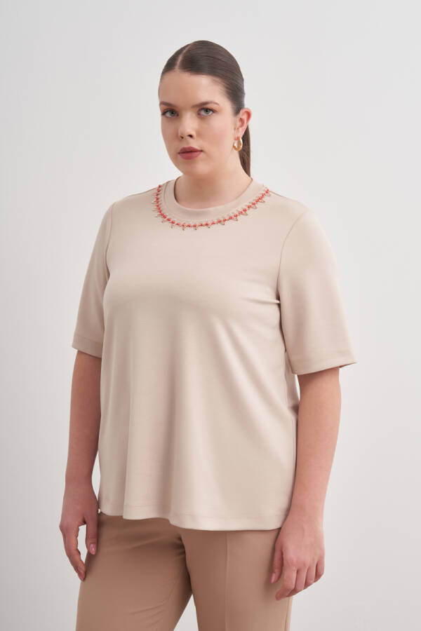 Bej Yakası İşlemeli Örme Kısa Kollu Bluz - 6