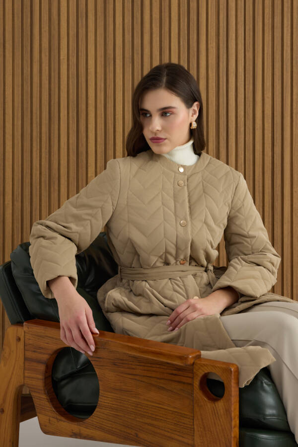 Bej Yanları Çıtçıt ve Yırtmaç Detaylı Kapitone Mont - Aker (1)