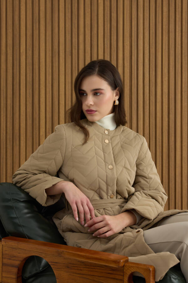 Bej Yanları Çıtçıt ve Yırtmaç Detaylı Kapitone Mont - Aker