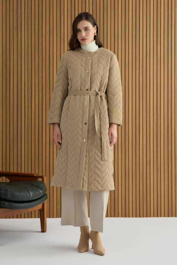 Bej Yanları Çıtçıt ve Yırtmaç Detaylı Kapitone Mont - 3