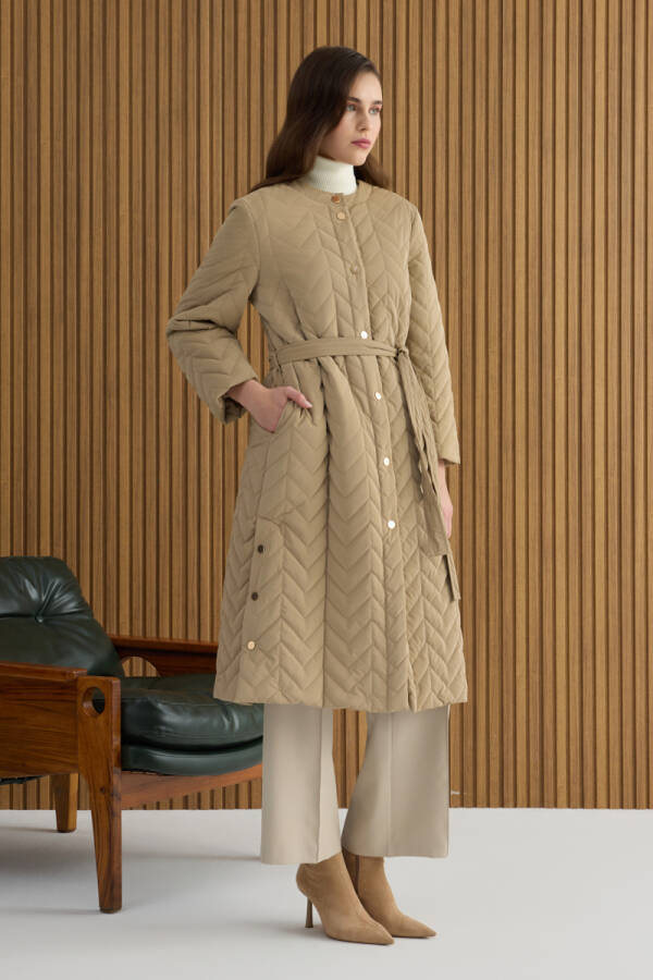 Bej Yanları Çıtçıt ve Yırtmaç Detaylı Kapitone Mont - 4