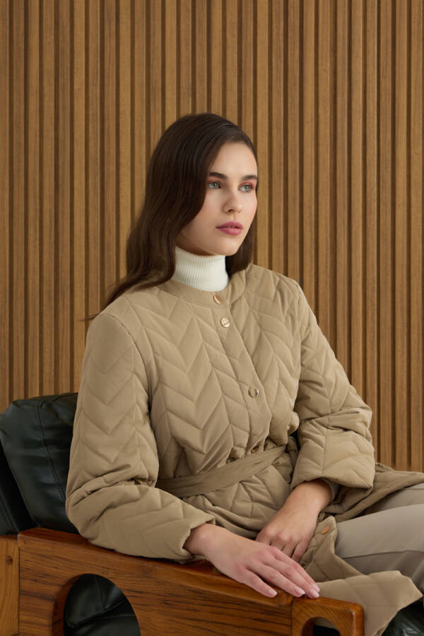 Bej Yanları Çıtçıt ve Yırtmaç Detaylı Kapitone Mont - 5