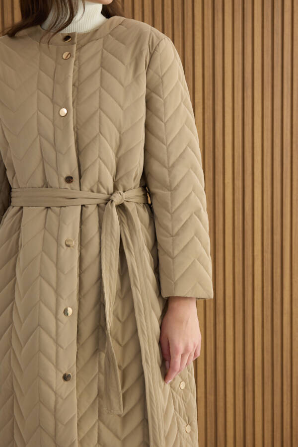 Bej Yanları Çıtçıt ve Yırtmaç Detaylı Kapitone Mont - 6