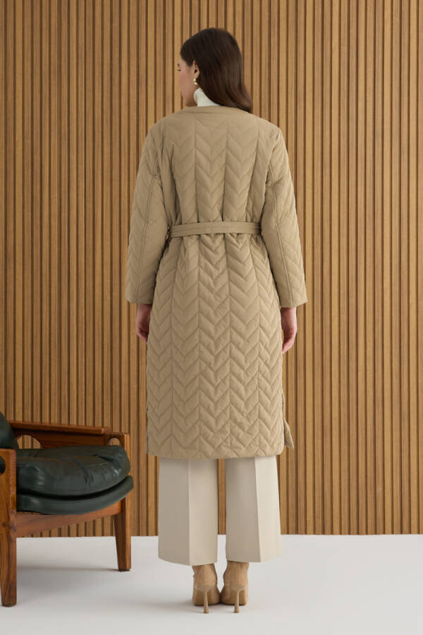 Bej Yanları Çıtçıt ve Yırtmaç Detaylı Kapitone Mont - 7