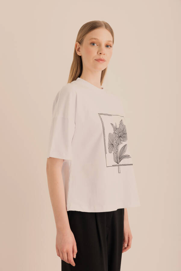 Beyaz Baskı ve Taş Detaylı Kısa Kollu Tshirt - 4