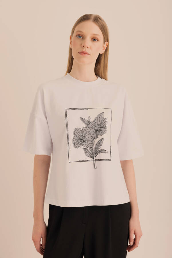 Beyaz Baskı ve Taş Detaylı Kısa Kollu Tshirt - 5