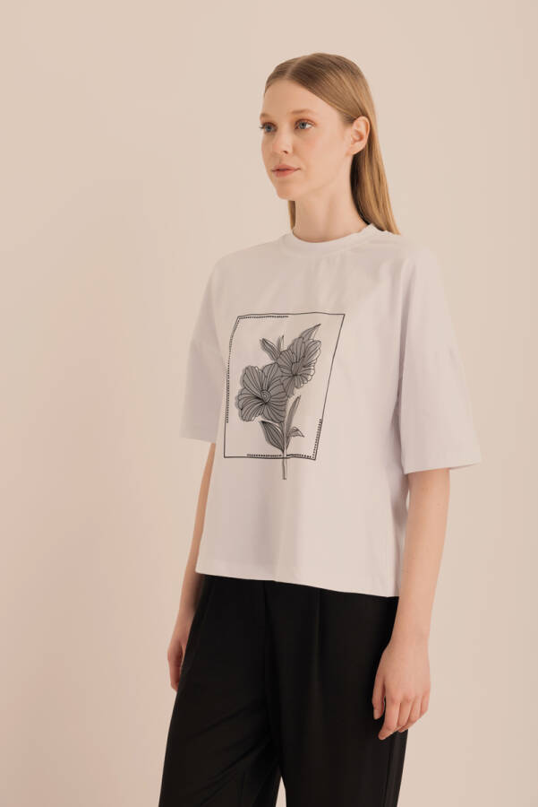 Beyaz Baskı ve Taş Detaylı Kısa Kollu Tshirt - 6