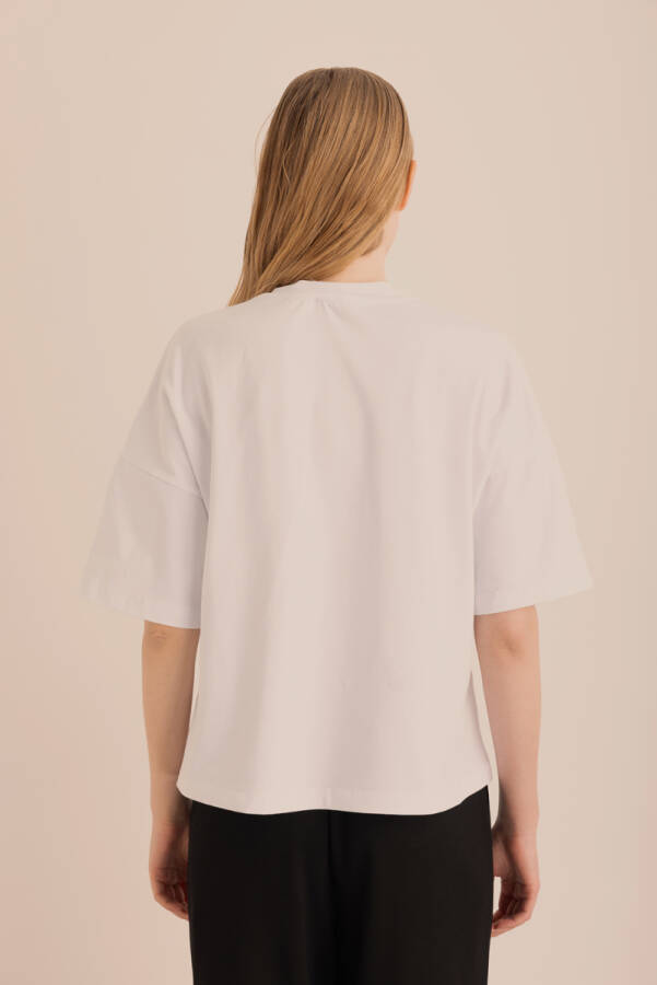 Beyaz Baskı ve Taş Detaylı Kısa Kollu Tshirt - 7