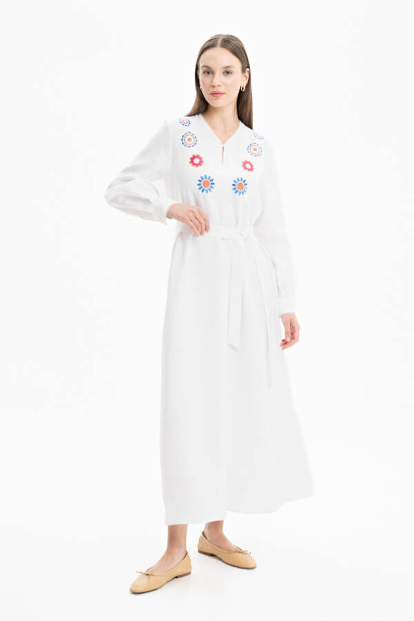 Beyaz Etnik İşlemeli Keten Elbise - 1