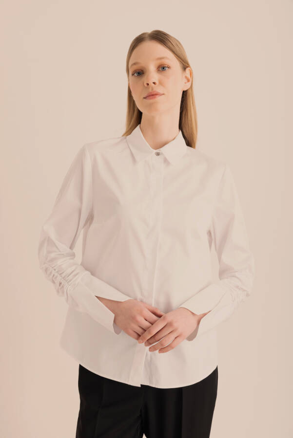 Beyaz Kolları Büzgü Detaylı Cotton Gömlek - 1