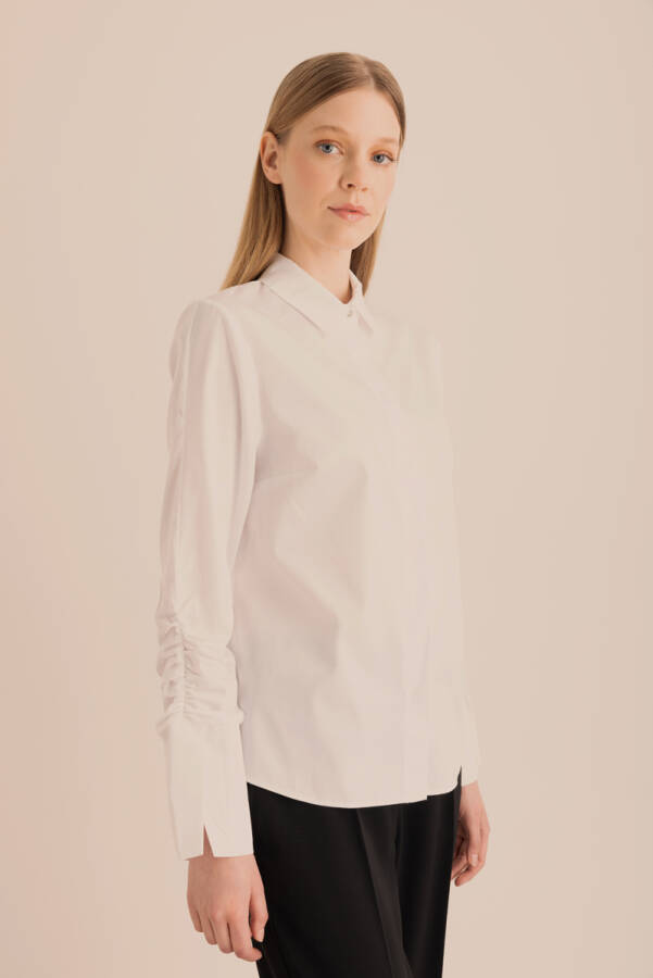 Beyaz Kolları Büzgü Detaylı Cotton Gömlek - 5