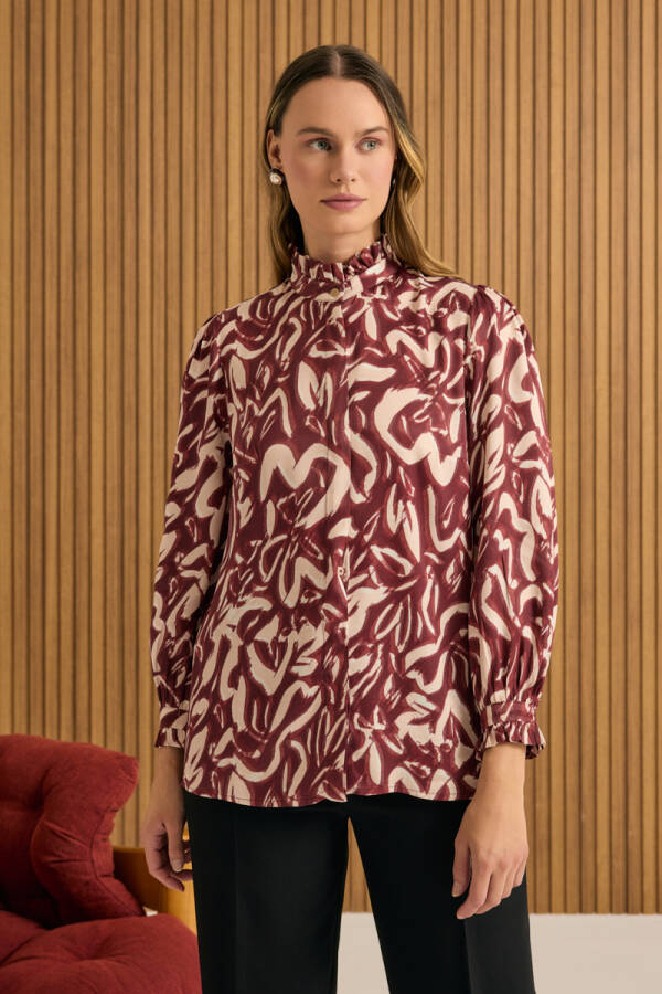 Bordo Desenli Yaka ve Manşeti Fırfır Detaylı Viscon Bluz - Aker