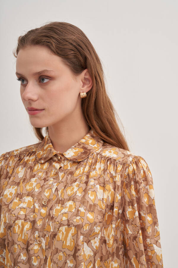 Camel Yakası Düğmeli Baskılı Bluz - 4