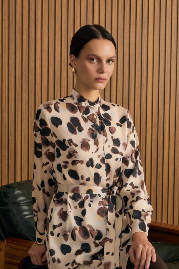 Ekru Desenli Yakası Bağlama Bant Detaylı Tunik - Aker