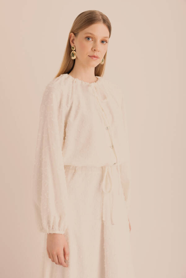 Ekru Kumaşı Püskül Detaylı Büzgülü Bluz - 6