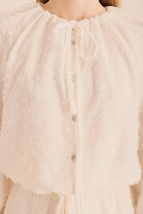 Ekru Kumaşı Püskül Detaylı Büzgülü Bluz - 3