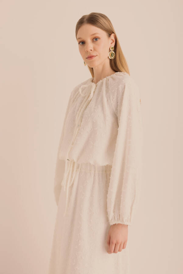 Ekru Kumaşı Püskül Detaylı Büzgülü Bluz - 4