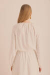 Ekru Kumaşı Püskül Detaylı Büzgülü Bluz - 7