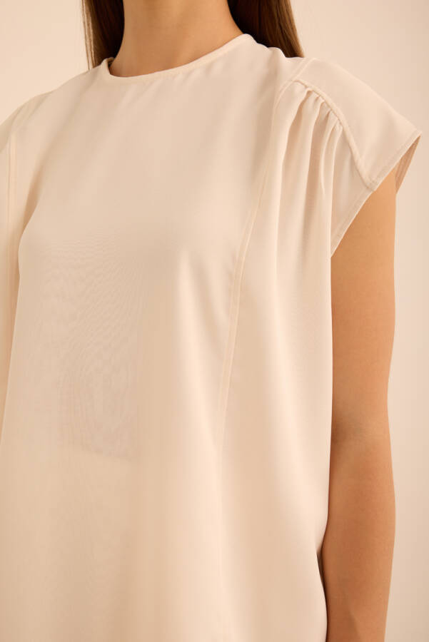 Ekru Omuzları Büzgü Detaylı Dokuma Kolsuz Bluz - 6