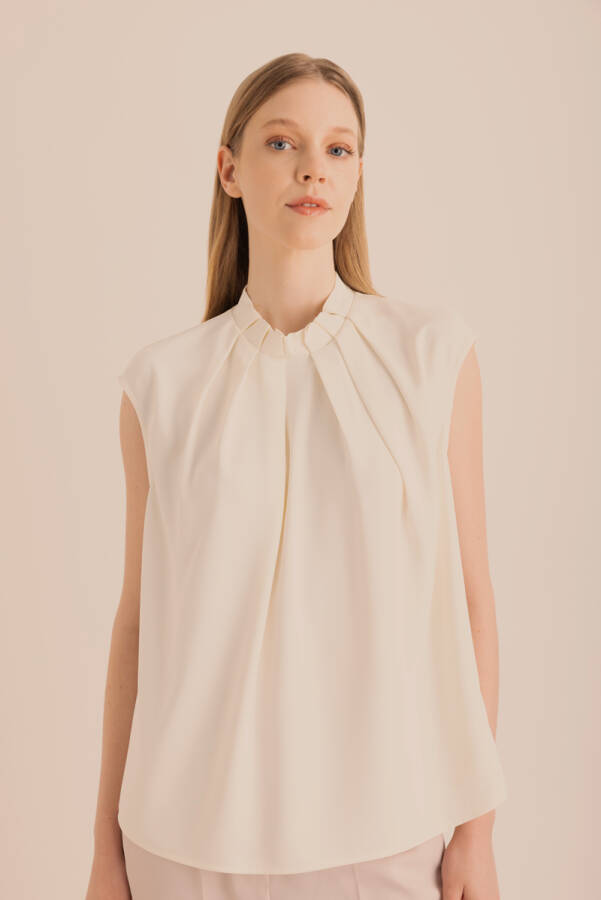 Ekru Pile Detaylı Dokuma Kolsuz Bluz - 5