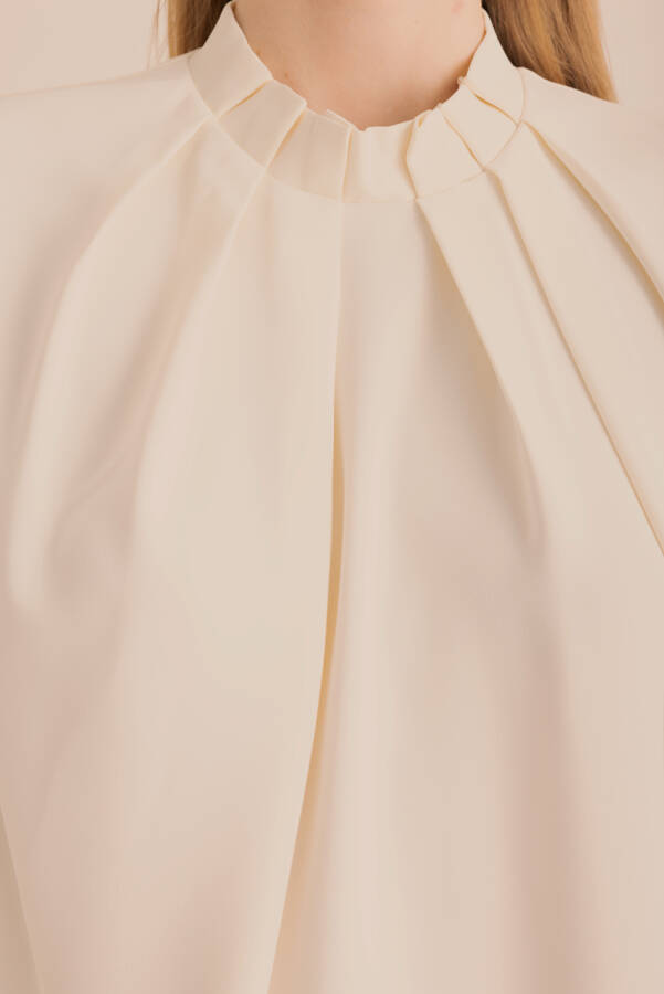 Ekru Pile Detaylı Dokuma Kolsuz Bluz - 3