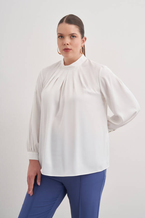 Ekru Pili Detaylı Dik Yakalı Bluz - Aker
