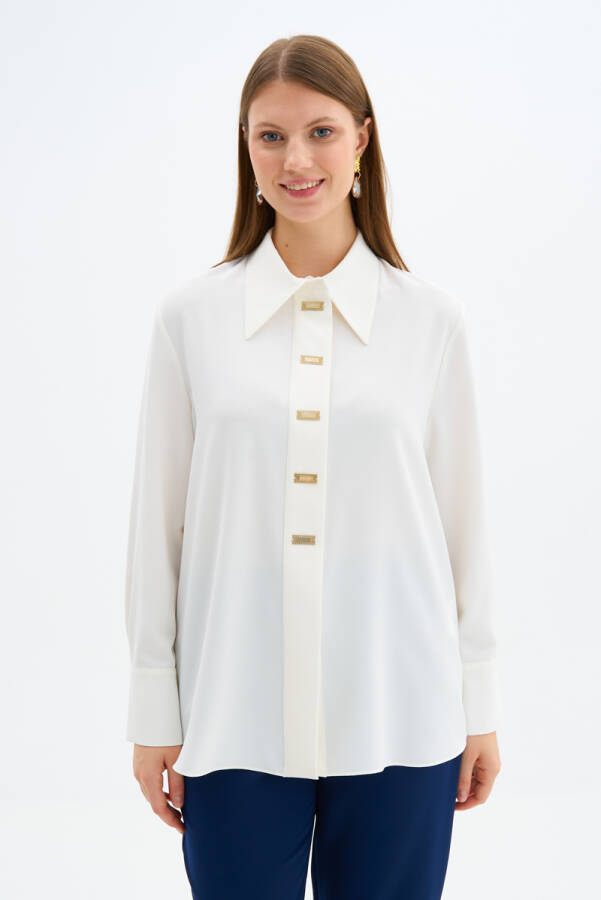 Ekru Sivri Yaka Düğme Detaylı Bluz - 1