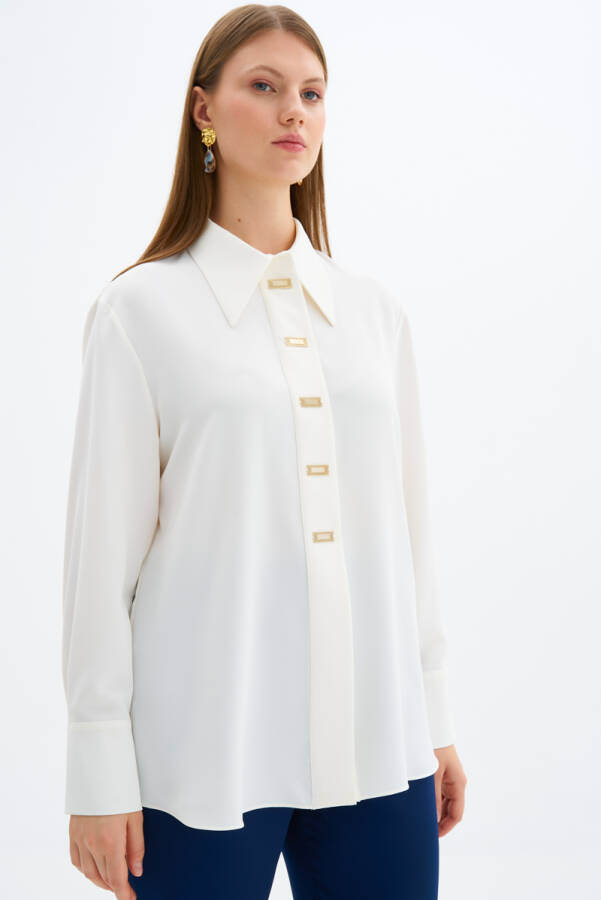 Ekru Sivri Yaka Düğme Detaylı Bluz - 3