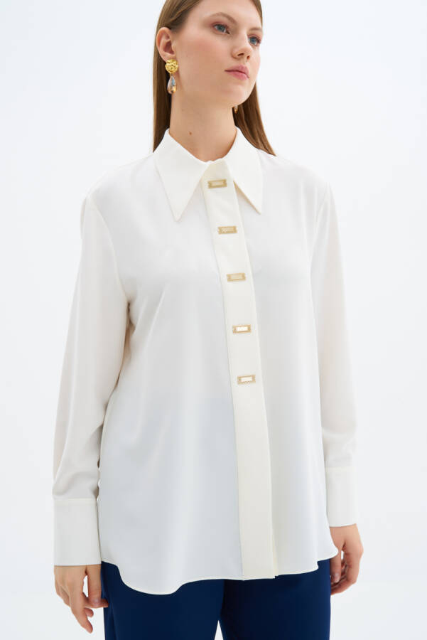 Ekru Sivri Yaka Düğme Detaylı Bluz - 4