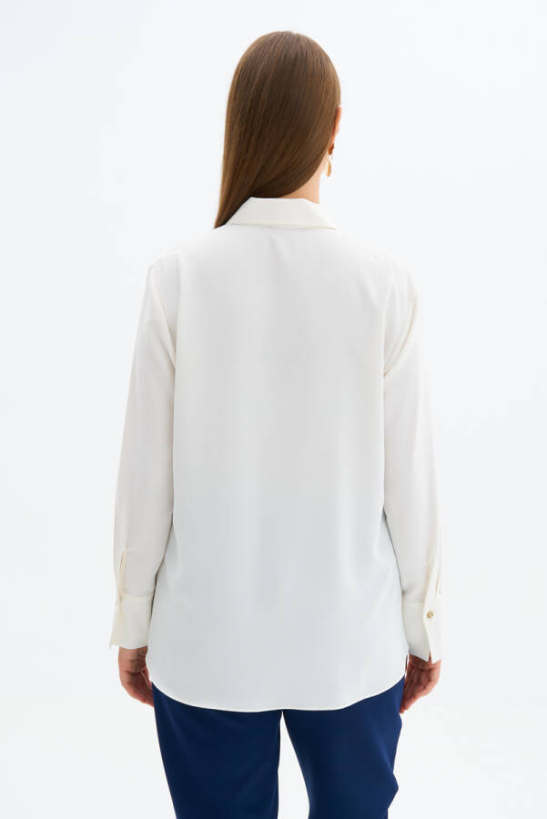 Ekru Sivri Yaka Düğme Detaylı Bluz - 6