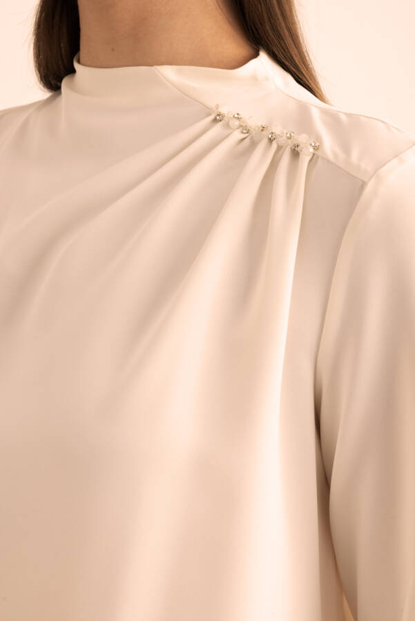 Ekru Sol Omuzu Büzgü ve İşleme Detaylı Dokuma Bluz - 4