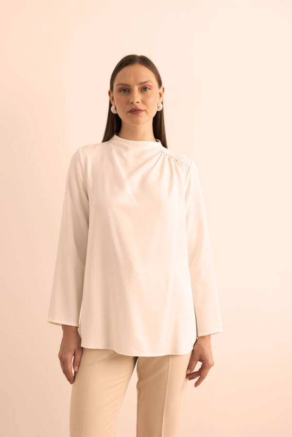 Ekru Sol Omuzu Büzgü ve İşleme Detaylı Dokuma Bluz - 5