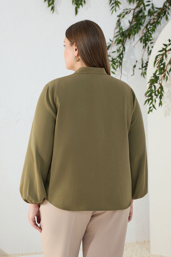 Haki Dik Yaka Brit Detaylı Bluz - 5