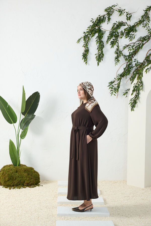 Kahverengi Bel ve Kol Ucu Lastik Detaylı Elbise - Aker