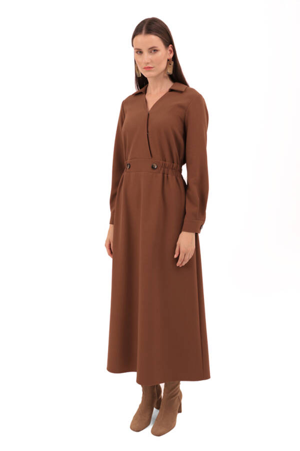 Kahverengi Beli Lastik Ve Düğme Detaylı Elbise - 1