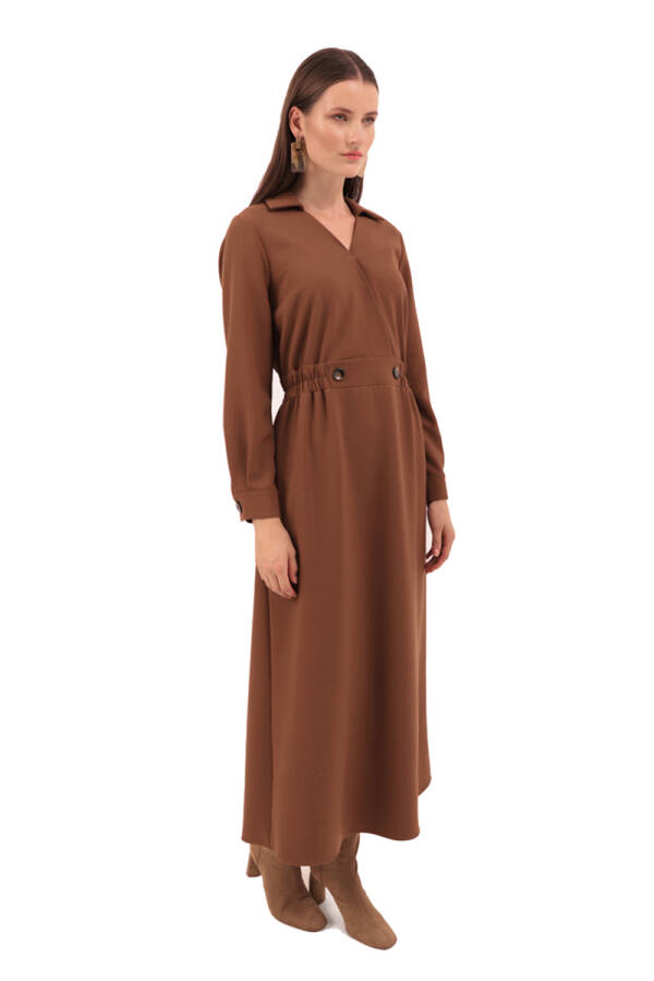 Kahverengi Beli Lastik Ve Düğme Detaylı Elbise - 3