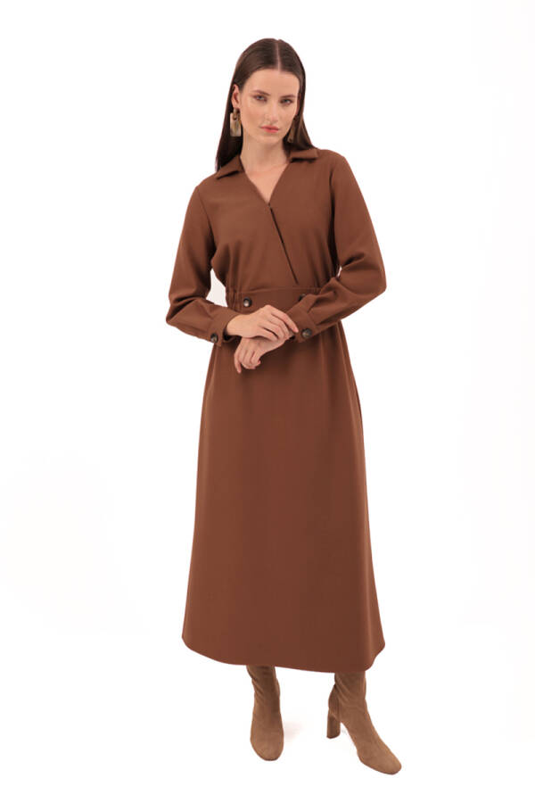 Kahverengi Beli Lastik Ve Düğme Detaylı Elbise - 4