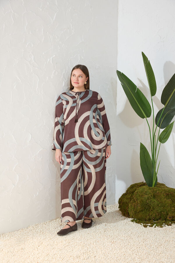 Kahverengi Bisiklet Yaka Püskül Detaylı Desenli Bluz - 1