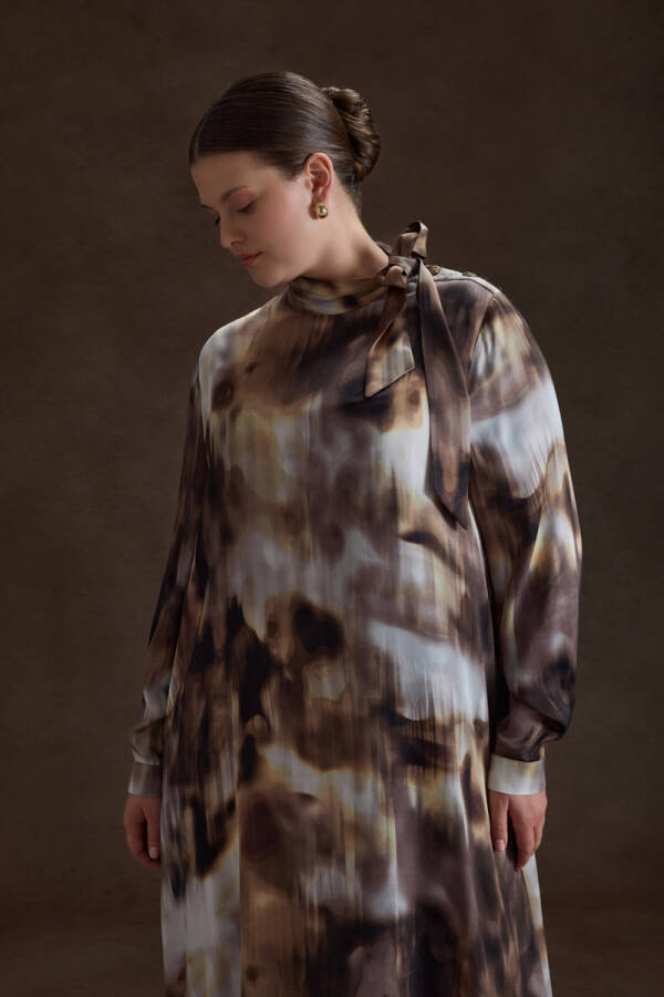 Kahverengi Desenli Yakası Bağcık Detaylı Viscon Elbise - 4