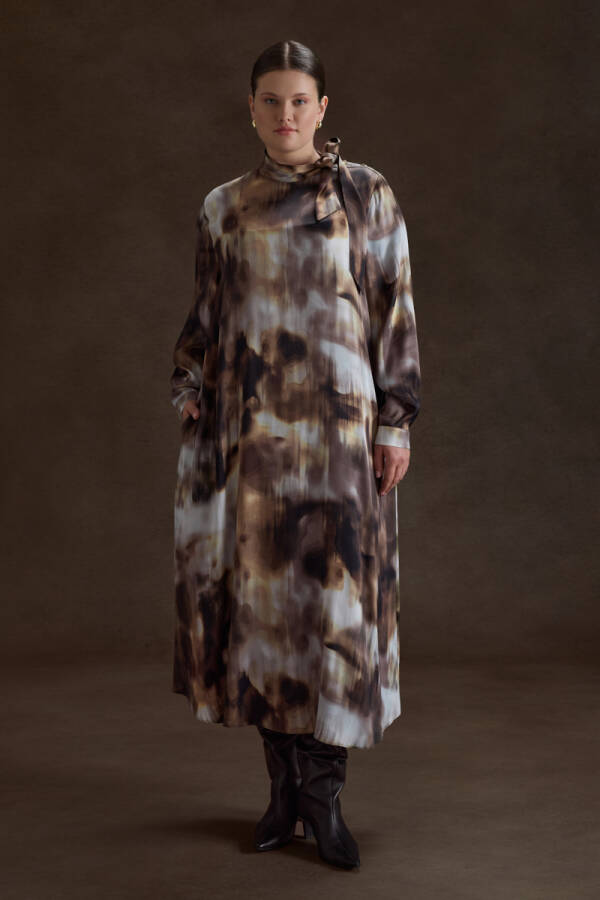 Kahverengi Desenli Yakası Bağcık Detaylı Viscon Elbise - Aker