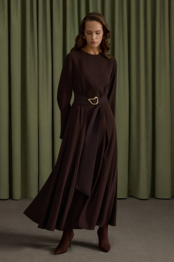 Kahverengi Metal Tokalı Krep Elbise - 3