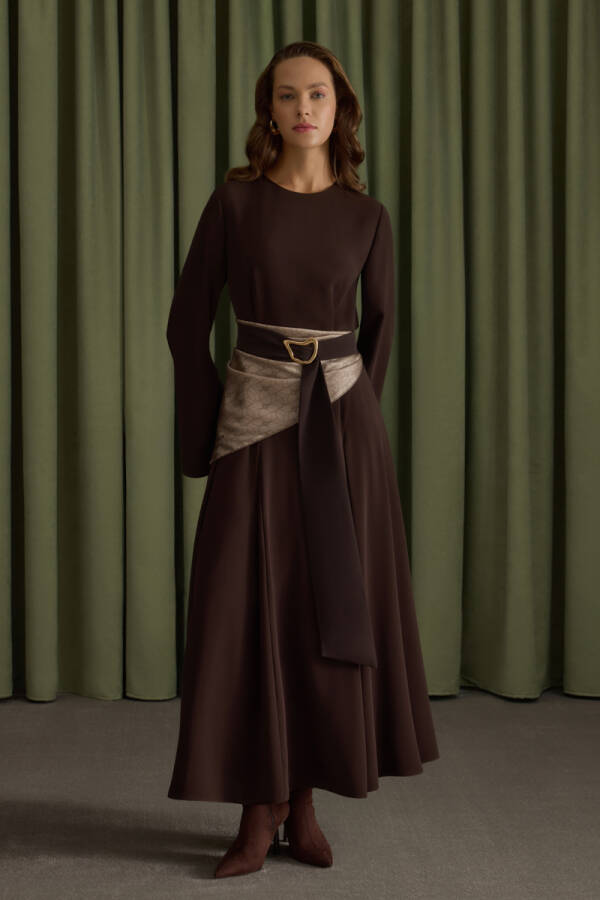 Kahverengi Metal Tokalı Krep Elbise - 2