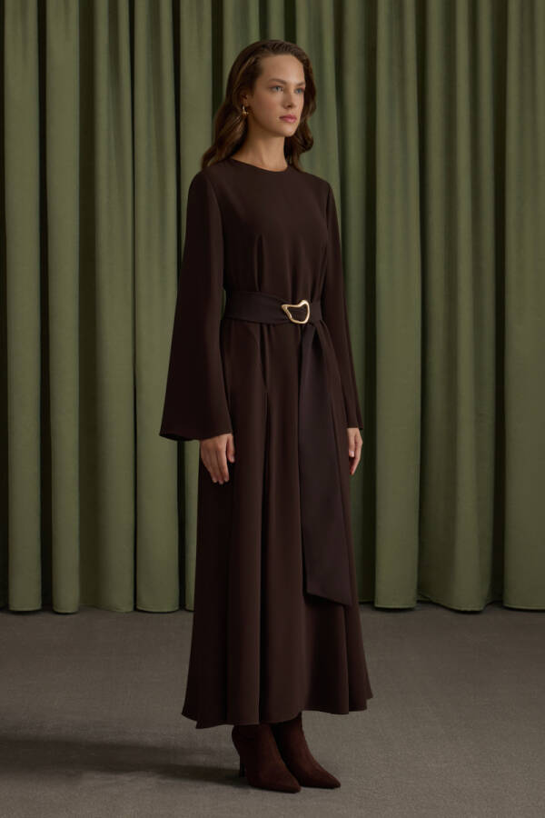 Kahverengi Metal Tokalı Krep Elbise - 6