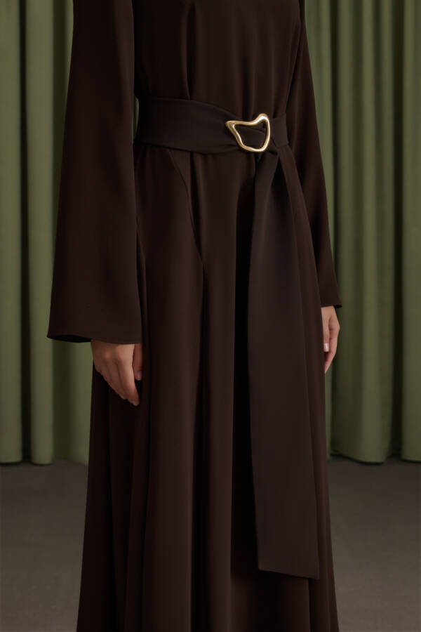 Kahverengi Metal Tokalı Krep Elbise - 7