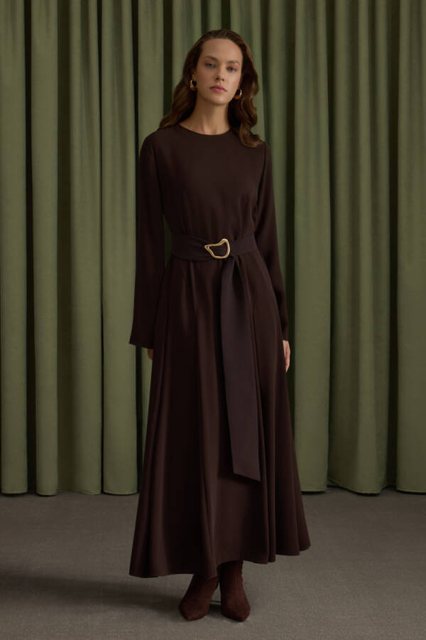 Kahverengi Metal Tokalı Krep Elbise - 4