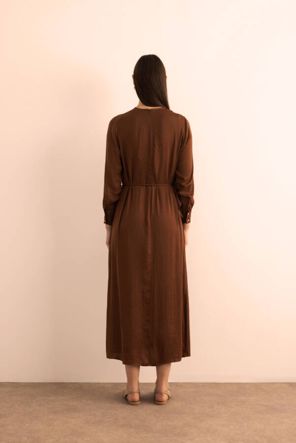Kahverengi Üst Kısmı Volan Parça Hareketli Dökümlü Elbise - 6