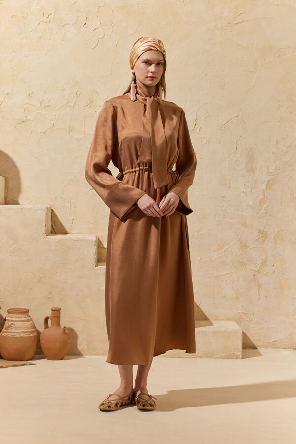 Karamel Fular Detaylı Elbise - 3