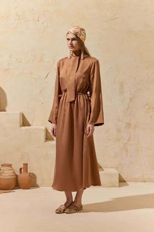 Karamel Fular Detaylı Elbise - 4